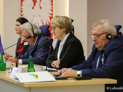 Uczestnicy drugiego dnia 45. Obrad Komisji ds. Współpracy Regionalnej i Przygranicznej, w Gdańsku. Obradom współprzewodniczy marszałek Elżbieta Anna Polak (przy mikrofonie).