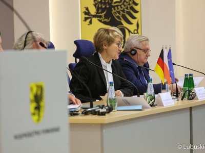 Uczestnicy drugiego dnia 45. Obrad Komisji ds. Współpracy Regionalnej i Przygranicznej, w Gdańsku. Obradom współprzewodniczy marszałek Elżbieta Anna Polak (przy mikrofonie).