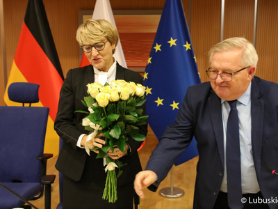 Członek Zarządu Województwa Lubuskiego wręczył kwiaty marszałek Elżbiecie Annie Polak