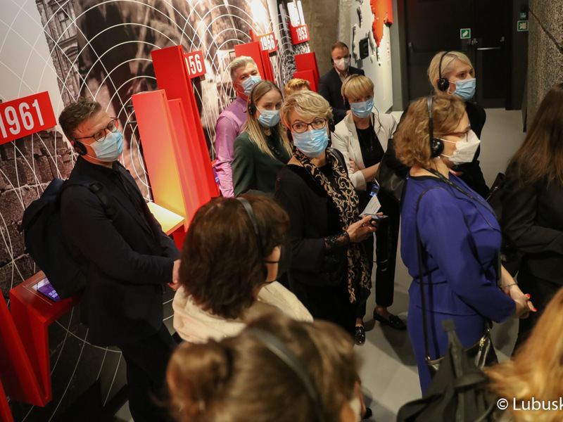 Uczestnicy 45. Obrad Komisji ds. Współpracy Regionalnej i Przygranicznej podczas zwiedzania Europejskiego Centrum Solidarności w Gdańsku.