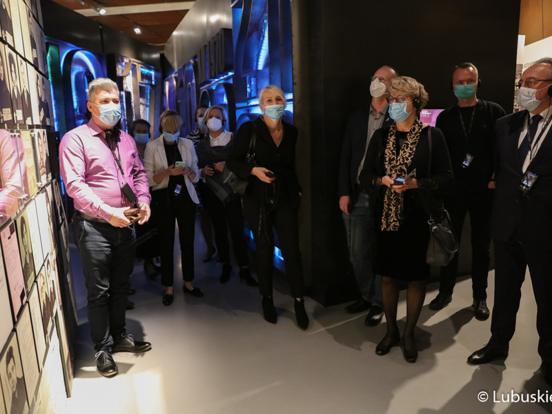 Uczestnicy 45. Obrad Komisji ds. Współpracy Regionalnej i Przygranicznej podczas zwiedzania Europejskiego Centrum Solidarności w Gdańsku.