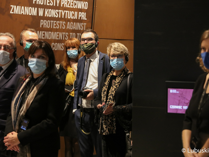 Uczestnicy 45. Obrad Komisji ds. Współpracy Regionalnej i Przygranicznej podczas zwiedzania Europejskiego Centrum Solidarności w Gdańsku.