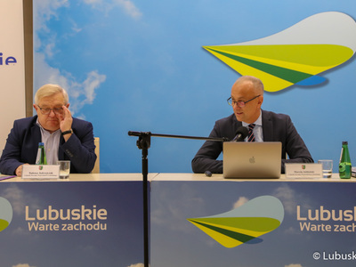 Konsultacje społeczne w sprawie Europejskich Funduszy Województwa Lubuskiego 2021-2027. Przy mikrofonie członek zarządu woj. lubuskiego, Marcin Jabłoński, obok członek zarządu Tadeusz Jędrzejczak.