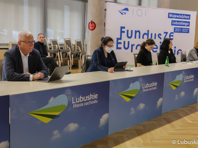 Uczestnicy konsultacji społecznych dot. Europejskich Funduszy Województwa Lubuskiego 2021-2027. Z lewej senator Wadim Tyszkiewicz, obok posłanka Anita Kucharska-Dziedzic.