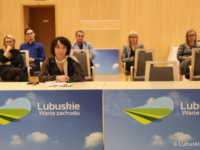 Uczestnicy konsultacji społecznych dot. Europejskich Funduszy Województwa Lubuskiego 2021-2027. Na pierwszym planie radna Beata Kulczycka.