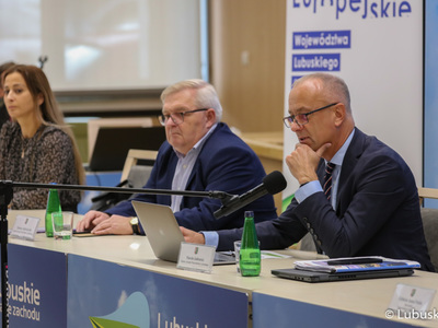 Konsultacje społeczne w sprawie Europejskich Funduszy Województwa Lubuskiego 2021-2027. Przy mikrofonie członek zarządu woj. lubuskiego, Marcin Jabłoński. Obok członek zarządu Tadeusz Jędrzejczak oraz dyr Departamentu Zarządzania Regionalnym Programem Operacyjnym, Sylwia Pędzińska.