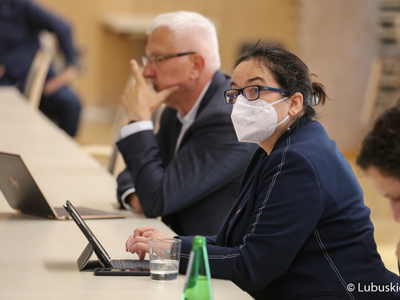Uczestnicy konsultacji społecznych dot. Europejskich Funduszy Województwa Lubuskiego 2021-2027. Na pierwszym planie posłanka Anita Kucharska-Dziedzic.