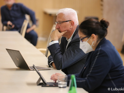 Konsultacje społeczne w sprawie Europejskich Funduszy Województwa Lubuskiego 2021-2027. Na zdjęciu senator Wadim Tyszkiewicz oraz posłanka, Anita Kucharska-Dziedzic.