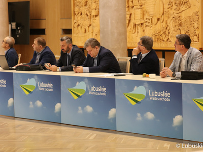 Uczestnicy konsultacji społecznych dot. Europejskich Funduszy Województwa Lubuskiego 2021-2027. Od lewej radni wojewódzcy Mirosław Marcinkiewicz oraz Grzegorz Potęga, posłowie Waldemar Sługocki, Bogusław Wontor, Jerzy Materna oraz radny Sebastian Ciemnoczołowski.