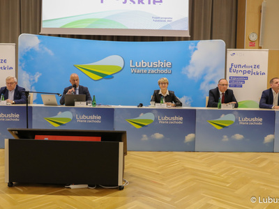 Konsultacje społeczne w sprawie Europejskich Funduszy Województwa Lubuskiego 2021-2027. Przy mikrofonie członek zarządu woj. lubuskiego, Marcin Jabłoński. Z lewej Konsultacje społeczne w sprawie Europejskich Funduszy Województwa Lubuskiego 2021-2027. Przy mikrofonie członek zarządu woj. lubuskiego, Marcin Jabłoński. Z lewej, członek zarządu Tadeusz Jędrzejczak oraz dyr Departamentu Zarządzania Regionalnym Programem Operacyjnym, Sylwia Pędzińska, z prawej marszałek Elżbieta Anna Polak ora