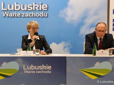 Konsultacje społeczne w sprawie Europejskich Funduszy Województwa Lubuskiego 2021-2027. Przy mikrofonie marszałek Elżbieta Anna Polak. Obok wicemarszałek Stanisław Tomczyszyn.