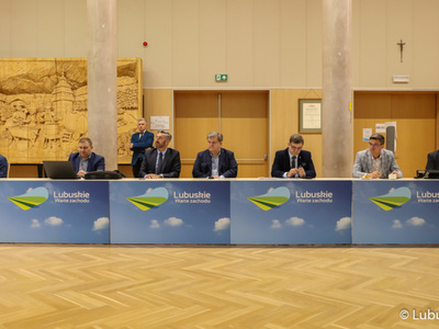 Uczestnicy konsultacji społecznych dot. Europejskich Funduszy Województwa Lubuskiego 2021-2027. Od lewej radni wojewódzcy Mirosław Marcinkiewicz oraz Grzegorz Potęga, posłowie Waldemar Sługocki, Bogusław Wontor, Jerzy Materna oraz radny Sebastian Ciemnoczołowski i przewodniczący Sejmiku Wacław Maciuszonek.