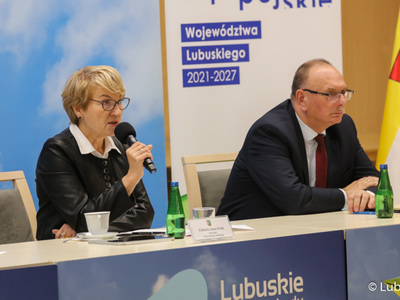 Konsultacje społeczne w sprawie Europejskich Funduszy Województwa Lubuskiego 2021-2027. Przy mikrofonie marszałek Elżbieta Anna Polak. Obok wicemarszałek Stanisław Tomczyszyn. 