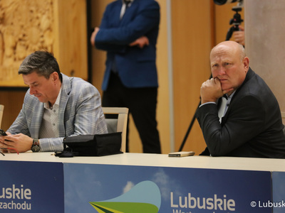 Konsultacje społeczne w sprawie Europejskich Funduszy Województwa Lubuskiego 2021-2027. Z prawek przewodniczący Sejmiku Woj. Lubuskiego, Wacław Maciuszonek, obok radny wojewódzki Sebastian Ciemnoczołowski
