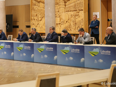 Uczestnicy konsultacji społecznych dot. Europejskich Funduszy Województwa Lubuskiego 2021-2027. Od lewej radni wojewódzcy Mirosław Marcinkiewicz oraz Grzegorz Potęga, posłowie Waldemar Sługocki, Bogusław Wontor, Jerzy Materna oraz radny Sebastian Ciemnoczołowski i przewodniczący Sejmiku Wacław Maciuszonek.
