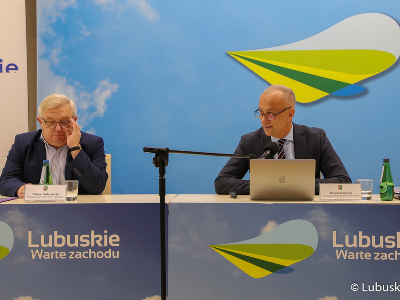 Konsultacje społeczne w sprawie Europejskich Funduszy Województwa Lubuskiego 2021-2027. Przy mikrofonie członek zarządu woj. lubuskiego, Marcin Jabłoński, obok członek zarządu Tadeusz Jędrzejczak.