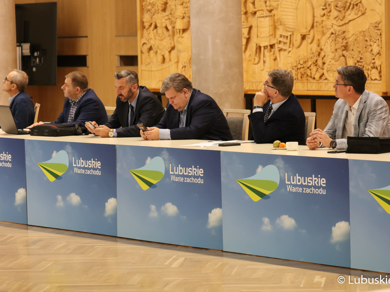 Uczestnicy konsultacji społecznych dot. Europejskich Funduszy Województwa Lubuskiego 2021-2027. Od lewej radni wojewódzcy Mirosław Marcinkiewicz oraz Grzegorz Potęga, posłowie Waldemar Sługocki, Bogusław Wontor, Jerzy Materna oraz radny Sebastian Ciemnoczołowski.