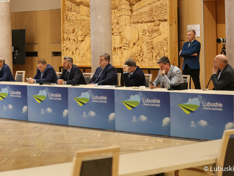 Uczestnicy konsultacji społecznych dot. Europejskich Funduszy Województwa Lubuskiego 2021-2027. Od lewej radni wojewódzcy Mirosław Marcinkiewicz oraz Grzegorz Potęga, posłowie Waldemar Sługocki, Bogusław Wontor, Jerzy Materna oraz radny Sebastian Ciemnoczołowski i przewodniczący Sejmiku Wacław Maciuszonek.