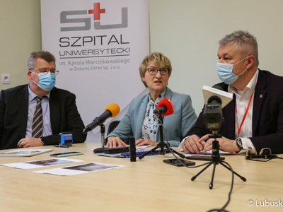 Uczestnicy konferencji prasowej w Szpitalu Uniwersyteckim w Zielonej Górze. W środku marszałek Elżbieta Anna Polak, z prawej prezes szpitala dr Marek Działoszyński. Z lewej przedstawiciel firmy, która będzie realizowała inwestycję w szpitalu. 