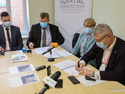Moment podpisania umowy na przebudowę i modernizację Klinicznego Oddziału Anestezjologii i Intensywnej Terapii oraz Klinicznego Oddziału Okulistyki w Szpitalu Uniwersyteckim w Zielonej Górze.