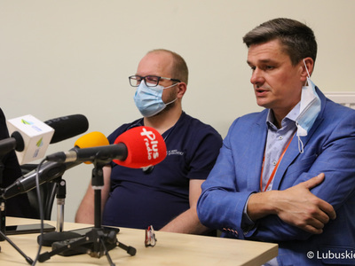 Sebastian Ciemnoczołowski (z prawej), główny specjalista ds. rozwoju szpitala na konferencji prasowej w Szpitalu Uniwersyteckim w Zielonej Górze, podczas której podpisano umowę na przebudowę i modernizację Klinicznego Oddziału Anestezjologii i Intensywnej Terapii oraz Klinicznego Oddziału Okulistyki. 