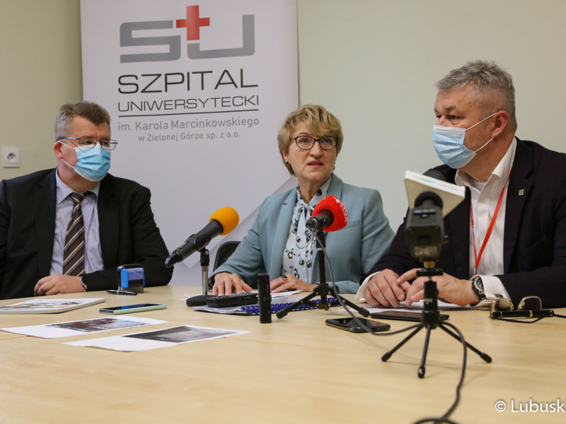 Uczestnicy konferencji prasowej w Szpitalu Uniwersyteckim w Zielonej Górze. W środku marszałek Elżbieta Anna Polak, z prawej prezes szpitala dr Marek Działoszyński. Z lewej przedstawiciel firmy, która będzie realizowała inwestycję w szpitalu.