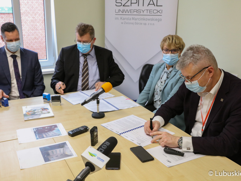 Moment podpisania umowy na przebudowę i modernizację Klinicznego Oddziału Anestezjologii i Intensywnej Terapii oraz Klinicznego Oddziału Okulistyki w Szpitalu Uniwersyteckim w Zielonej Górze.