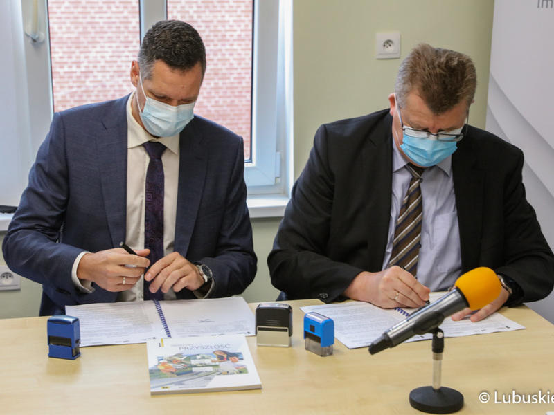 Moment podpisania umowy przez przedstawicieli wykonawcy, firmę Berger Bau Polska, na przebudowę i modernizację Klinicznego Oddziału Anestezjologii i Intensywnej Terapii oraz Klinicznego Oddziału Okulistyki w Szpitalu Uniwersyteckim w Zielonej Górze.