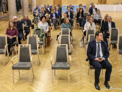 Uczestnicy środowych konsultacji społecznych dot. Funduszy Europejskich Województwa Lubuskiego 2021-2027 w Sali Kolumnowej Urzędu Marszałkowskiego