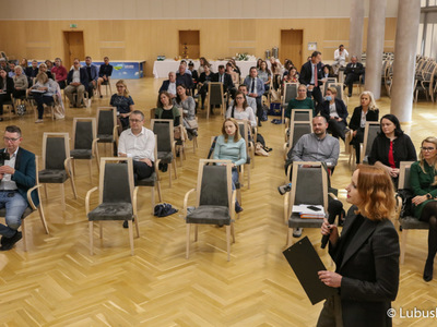 Uczestnicy środowych konsultacji społecznych dot. Funduszy Europejskich Województwa Lubuskiego 2021-2027 w Sali Kolumnowej Urzędu Marszałkowskiego