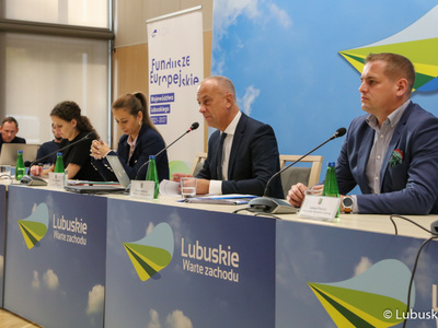 Członek zarządu woj. lubuskiego Marcin Jabłoński (drugi z prawej) oraz wicemarszałek Łukasz Porycki (z prawej) podczas środowych konsultacji społecznych dot. Funduszy Europejskich Województwa Lubuskiego 2021-2027.
