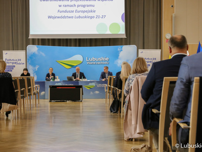 Uczestnicy środowych konsultacji społecznych dot. Funduszy Europejskich Województwa Lubuskiego 2021-2027 w Sali Kolumnowej Urzędu Marszałkowskiego