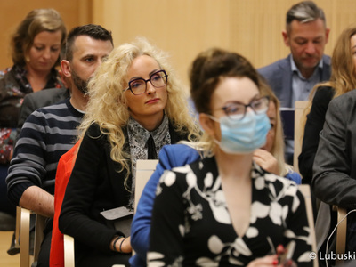 Uczestnicy środowych konsultacji społecznych dot. Funduszy Europejskich Województwa Lubuskiego 2021-2027 w Sali Kolumnowej Urzędu Marszałkowskiego