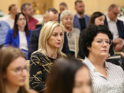 Uczestnicy środowych konsultacji społecznych dot. Funduszy Europejskich Województwa Lubuskiego 2021-2027 w Sali Kolumnowej Urzędu Marszałkowskiego