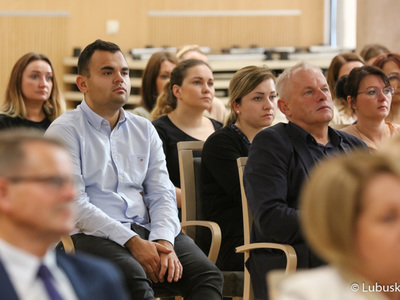Uczestnicy środowych konsultacji społecznych dot. Funduszy Europejskich Województwa Lubuskiego 2021-2027 w Sali Kolumnowej Urzędu Marszałkowskiego