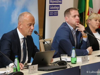 Członek zarządu woj. lubuskiego Marcin Jabłoński (z lewej) podczas środowych konsultacji społecznych dot. Funduszy Europejskich Województwa Lubuskiego 2021-2027 z udziałem gmin z południa woj. lubuskiego.