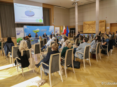 Uczestnicy środowych konsultacji społecznych dot. Funduszy Europejskich Województwa Lubuskiego 2021-2027 w Sali Kolumnowej Urzędu Marszałkowskiego
