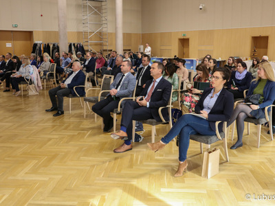 Uczestnicy środowych konsultacji społecznych dot. Funduszy Europejskich Województwa Lubuskiego 2021-2027 w Sali Kolumnowej Urzędu Marszałkowskiego