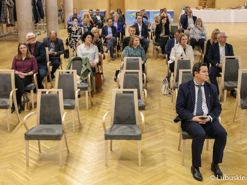 Uczestnicy środowych konsultacji społecznych dot. Funduszy Europejskich Województwa Lubuskiego 2021-2027 w Sali Kolumnowej Urzędu Marszałkowskiego