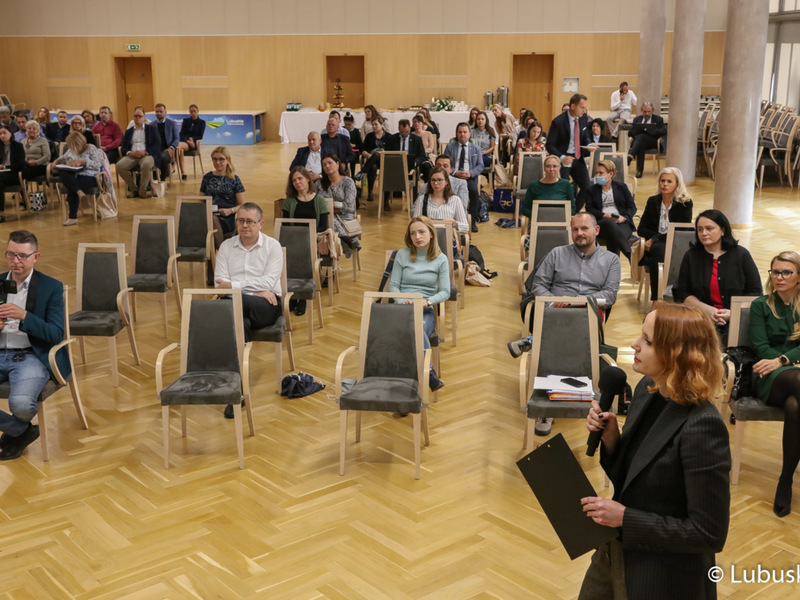 Uczestnicy środowych konsultacji społecznych dot. Funduszy Europejskich Województwa Lubuskiego 2021-2027 w Sali Kolumnowej Urzędu Marszałkowskiego