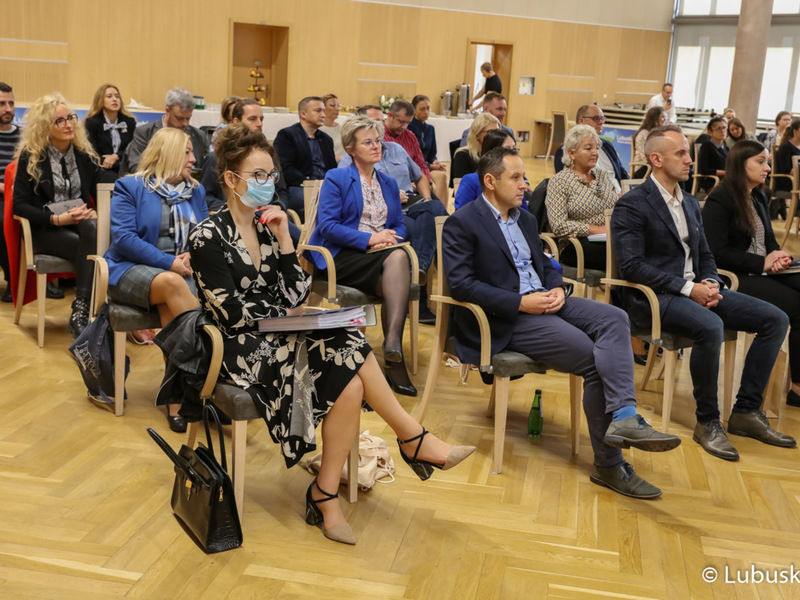 Uczestnicy środowych konsultacji społecznych dot. Funduszy Europejskich Województwa Lubuskiego 2021-2027 w Sali Kolumnowej Urzędu Marszałkowskiego