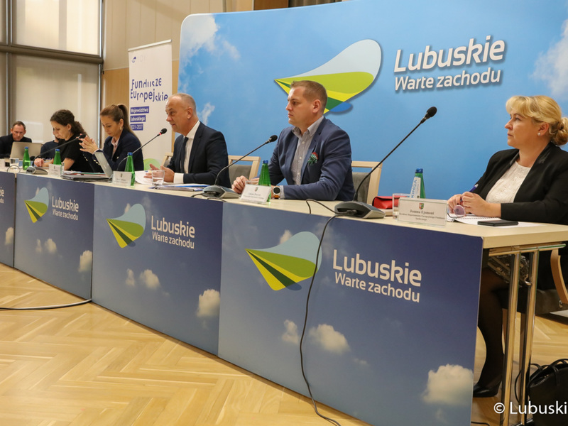 Członek zarządu woj. lubuskiego Marcin Jabłoński (przy mikrofonie) oraz wicemarszałek Łukasz Porycki (obok) podczas środowych konsultacji społecznych dot. Funduszy Europejskich Województwa Lubuskiego 2021-2027.