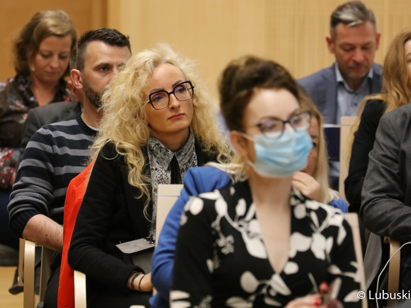 Uczestnicy środowych konsultacji społecznych dot. Funduszy Europejskich Województwa Lubuskiego 2021-2027 w Sali Kolumnowej Urzędu Marszałkowskiego