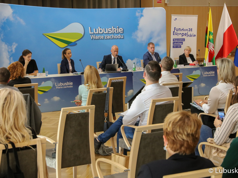 Uczestnicy środowych konsultacji społecznych dot. Funduszy Europejskich Województwa Lubuskiego 2021-2027 w Sali Kolumnowej Urzędu Marszałkowskiego