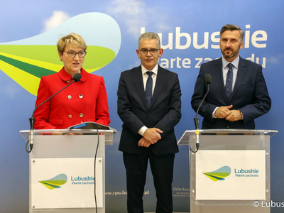 Marszałek Elżbieta Anna Polak (przy mównicy), rektor Uniwersytetu Zielonogórskiego, Wojciech Strzyżewski (w środku) oraz poseł Waldemar Sługocki podczas konferencji prasowej dotyczącej porozumienia o współpracy samorządu województwa z uczelnią.