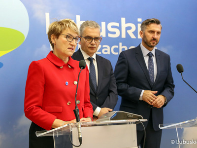 Marszałek Elżbieta Anna Polak (przy mównicy), rektor Uniwersytetu Zielonogórskiego, Wojciech Strzyżewski (w środku) oraz poseł Waldemar Sługocki podczas konferencji prasowej dotyczącej porozumienia o współpracy samorządu województwa z uczelnią.