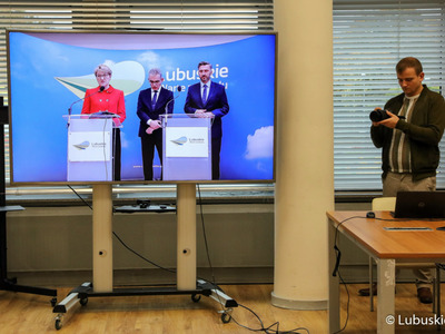 Monitor z uczestnikami konferencji prasowej dotyczącej porozumienia o współpracy samorządu województwa z Uniwersytetem Zielonogórskim.