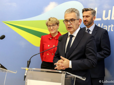 Marszałek Elżbieta Anna Polak, rektor Uniwersytetu Zielonogórskiego, Wojciech Strzyżewski (przy mównicy) oraz poseł Waldemar Sługocki (z tyłu) podczas konferencji prasowej dotyczącej porozumienia o współpracy samorządu województwa z uczelnią.