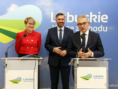 Marszałek Elżbieta Anna Polak, rektor Uniwersytetu Zielonogórskiego, Wojciech Strzyżewski (przy mównicy) oraz poseł Waldemar Sługocki podczas konferencji prasowej dotyczącej porozumienia o współpracy samorządu województwa z uczelnią.