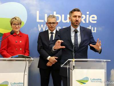 Marszałek Elżbieta Anna Polak, rektor Uniwersytetu Zielonogórskiego, Wojciech Strzyżewski (z tyłu) oraz poseł Waldemar Sługocki (przy mównicy) podczas konferencji prasowej dotyczącej porozumienia o współpracy samorządu województwa z uczelnią.